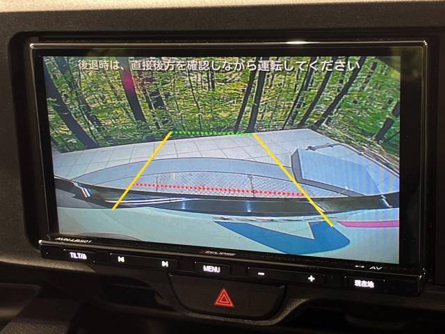 【バックカメラ】駐車時に後方がリアルタイム映像で確認できます。大型商業施設や立体駐車場での駐車時や、夜間のバック時に大活躍！運転スキルに関わらず、今や必須となった装備のひとつです！