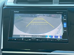 後退時に車両の後ろ側をモニター画面に表示します。車庫入れが苦手な人もこれで安心♪