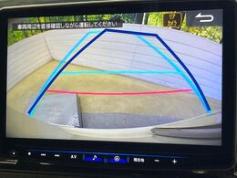 【バックカメラ】駐車時に後方がリアルタイム映像で確認できます。大型商業施設や立体駐車場での駐車時や、夜間のバック時に大活躍！運転スキルに関わらず、今や必須となった装備のひとつです！