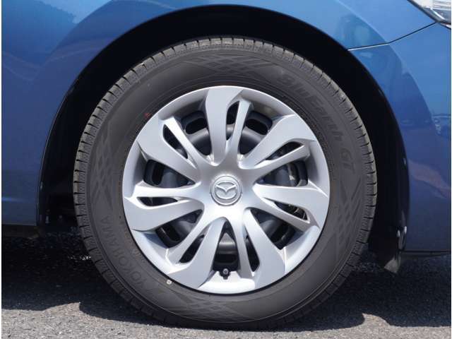 【ホイールキャップ】車に良く似合う純正ホイールキャップが装備されています。ノーマルタイヤ、スタッドレスタイヤも島根マツダにお任せください。