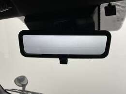 【デジタルインナーミラー】車両後方カメラの映像をミラーに映すことが出来ます。 そのため、後席に人や荷物があって後方が見えづらい場合でもしっかり視界を確保することが出来ます。