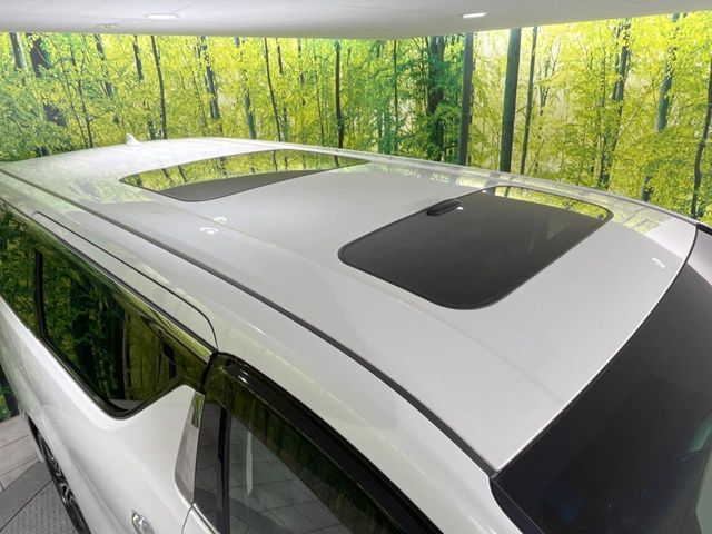 【サンルーフ】開放感たっぷりの希少装備、サンルーフが装着されています！車内に明かりを取り入れたり景色を楽しむ以外にも、車内の空気も簡単に換気できて快適です！