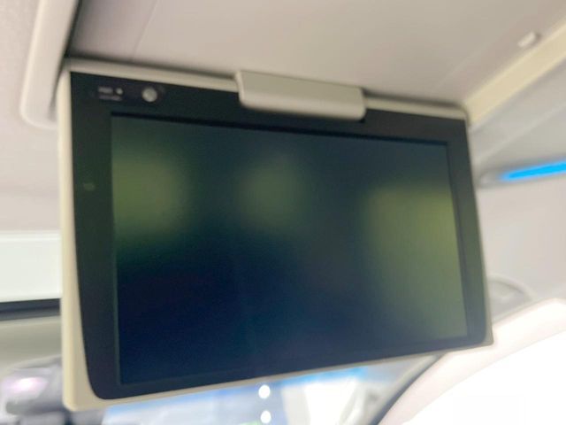 【フリップダウンモニター】大画面モニターで後席でもエンタメをお楽しみいただけます。小さなお子様にも大人気の装備です♪