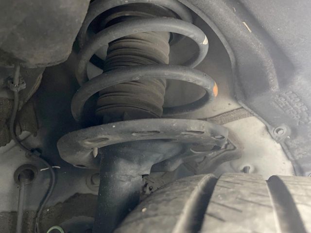 お車を安心してお乗りいただく為には、足回りの定期点検が欠かせません。サービスサポート（有償保証）では無料点検もご提供しており、安心のカーライフをお過ごしいただけるサポート体制が整っています。