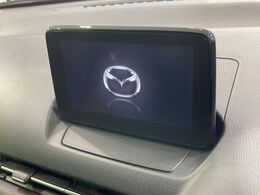 【マツダコネクトナビ】車内の雰囲気にマッチした一体型タイプのナビ。各種車輌設定やBluetooth再生等、様々な機能が楽しめます。直感的なダイヤル操作が可能で、使い勝手も良好です。