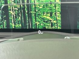 【ヘッドアップディスプレイ】現在の速度や走行情報をデジタル表示で運転席前方のガラスに投影！運転中、目線をずらさず必要な情報を確認できるのでとっても便利で安心！