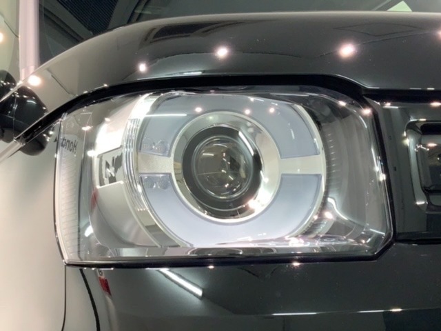 LEDヘッドライトは、点灯の瞬間から最大光量を発揮し、突然暗くなるトンネルなどでの安定感を高めます。