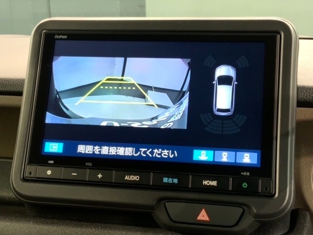リバースギアに入れるだけで後方の表示へ切り替わります。夜間や雨の日の駐車も楽になりますよ。