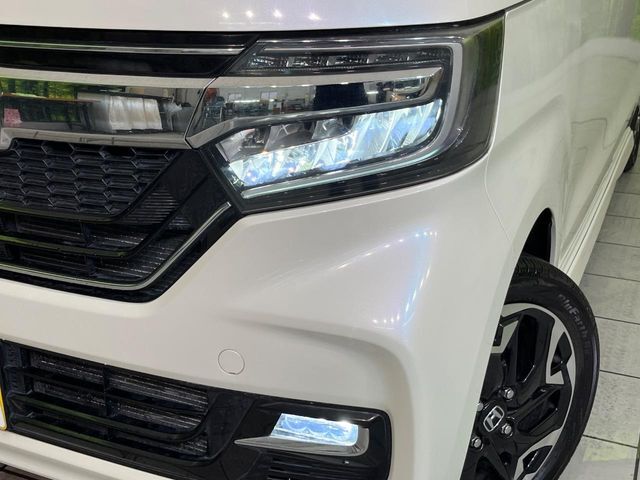 【LEDヘッドライト】悪天候や夜間走行時も良好な視界を確保し安心して運転できる高輝度LEDヘッドライトを装備！点灯速度が早く、消費電力も抑えられています。