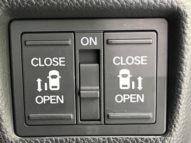 【両側パワースライドドア】スマートキーや運転席のスイッチで後席両側スライドドアの開閉が可能♪電動だから力を入れてドアを開ける必要が無く、小さなお子様でも簡単に開け閉めでき快適です♪