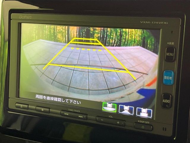 【バックカメラ】駐車時に後方がリアルタイム映像で確認できます。大型商業施設や立体駐車場での駐車時や、夜間のバック時に大活躍！運転スキルに関わらず、今や必須となった装備のひとつです！