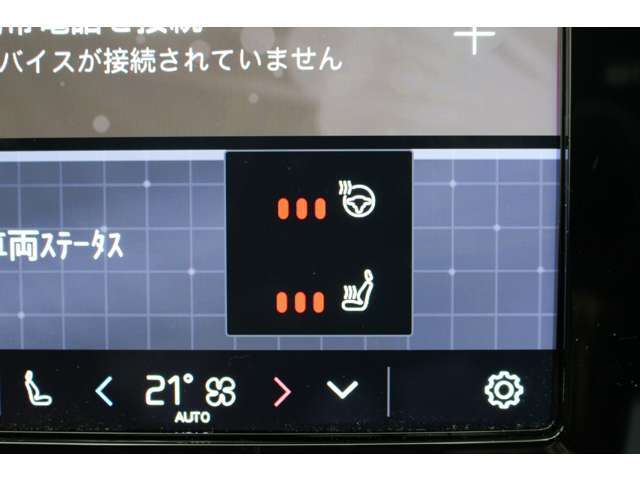 運転席にはステアリングヒーター、シートヒーターの機能を備え、快適なドライブをサポートします。
