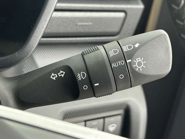 【　オートライト　】オートライトなのでライトの点け忘れを気にすることなく運転が出来ます♪