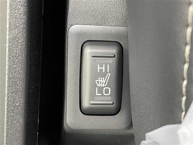 【シートヒーター】シートを温めてくれる暖房機器です！長時間座っていると負担が掛かりやすい背中や腰、または冬場などの寒い日に冷えやすい脚部に快適なぬくもりを伝えます。