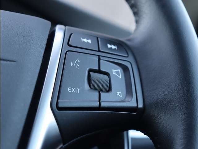 ボルボに精通した整備士が、車両の状態について最大91項目に及ぶチェック基準で厳密な点検整備を実施します。また基本的な消耗部品7品目は無条件で新品交換します。納車時には点検整備記録簿をお渡しします。