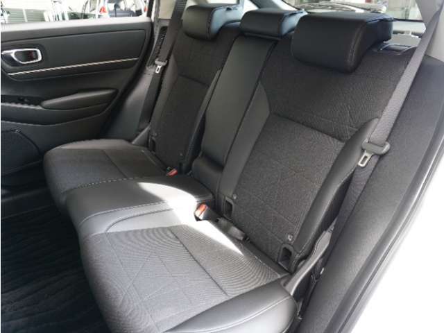 ◆ゆったり座れる大型で上質なシート。ゆとりのサイズと十分な厚みで豊かな座り心地を生み、ロングドライブでも疲れにくいシートです。