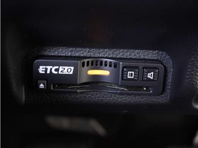 ◆ETC2.0装着◆進化したドライブ体験。料金収受システムだけだったETCが生まれ変わって、高速道路を賢く使うETC2.0に進化しました。多彩な情報サービスが便利で快適なドライブ体験を提供します。