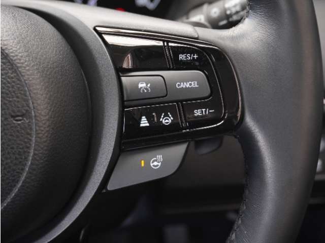 ◆アダプティブクルーズコントロール◆予め設定した車速内でクルマが自動的に加減速。前走車との適切な車間距離を維持しながら追従走行します。【LKAS】車線維持支援システムでステアリング操作を支援。