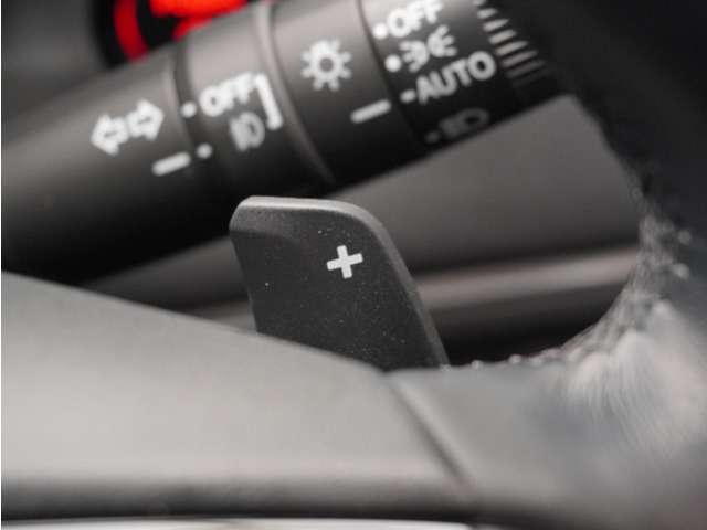 ◆減速セレクター装備◆ステアリングホイールの左右に取り付けられた2つのパドルスイッチで減速の強さを調整。 左側の「-」を操作すると減速を強く、右側の「＋」を操作すると減速を弱くすることができます。