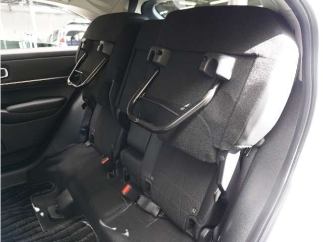 ◆チップアップ＆ダイブダウン機構付リアシート◆倒して、はね上げて。変化するシートで空間を乗る人に合わせて有効に使えます！