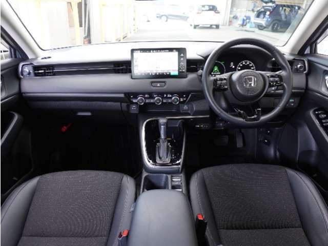 ◆視界広々で非常に運転しやすくロングドライブでも疲れを感じさせないすっきりとまとまったインパネ周りです。