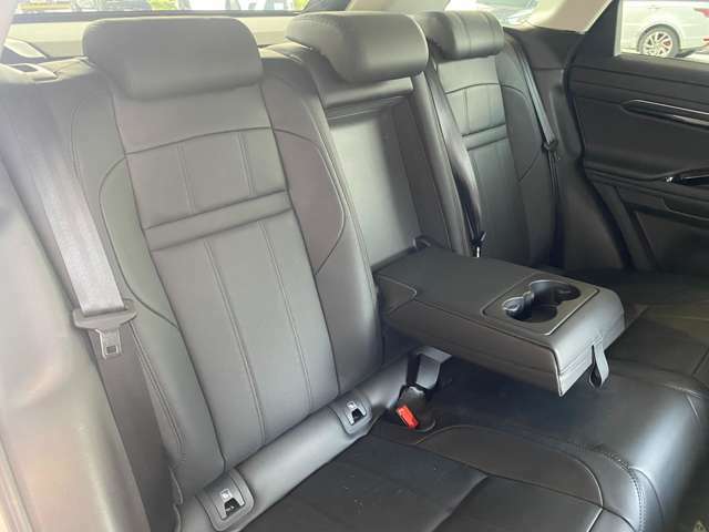 後席も使用感はほとんど感じられず大変綺麗なコンディションを保って入庫しております。ISO-FIXにも対応したシートを採用し、チャイルドシートも簡単にお取り付けいただけます。