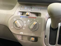 寒い冬も暑い夏も全席に快適な空調を届けてくれる、ダイヤル式エアコンを装備♪