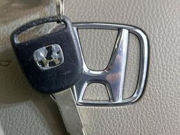 【キーレス】少し離れた場所からでもボタン一つでドアの開錠・施錠ができるのでとっても便利！ドアの鍵穴周りに傷をつけることもありません♪