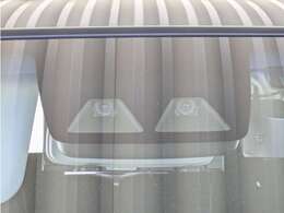 前方の車両等障害物を認識し、追突の危険性が高まったら音や警告灯などで警告し、さらに危険性が高まると自動的にブレーキが作動して衝突回避と被害軽減をアシスト。