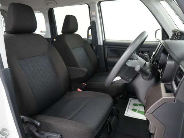 運転席のスペースはゆったりしていて、視界も広く確保されているので普段の運転からロングドライブまで快適です。