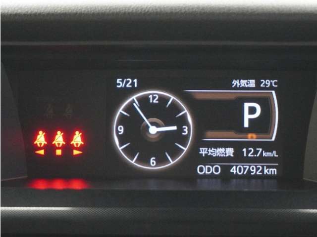 インパネ中央部には時計やカレンダーなどを表示。