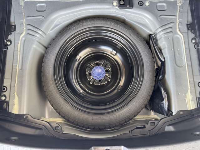 今ではオプションになってしまった応急タイヤが装備されています。万が一の時に役立ちます☆☆