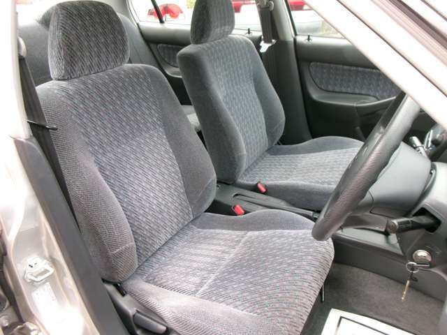 さすがの禁煙車と言ったところでしょうか。ご覧のとおりシートのコンディションも良好です。目立った使用感や焦げ穴、破れ等の不具合も一切ございません。キレイ好きな方も安心してお乗り頂けます！