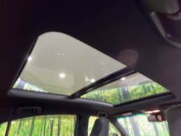 【サンルーフ】開放感たっぷりの希少装備、サンルーフが装着されています！車内に明かりを取り入れたり景色を楽しむ以外にも、車内の空気も簡単に換気できて快適です！