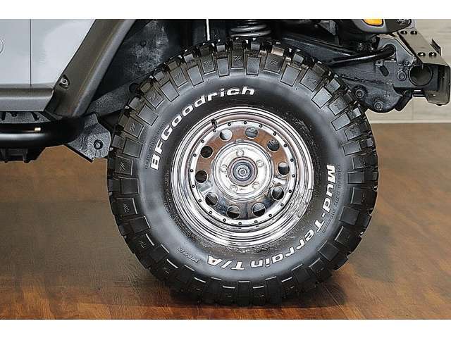 15インチにメッキAWを装備しております。タイヤサイズは32×11.50　R15と、太めのブロックタイヤを装備しております。