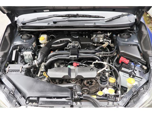 SUBARUの水平対向エンジン、回転バランスに優れているほかエンジン全高が低く、軽量・コンパクトな特性により、車体の低重心化にも貢献します。