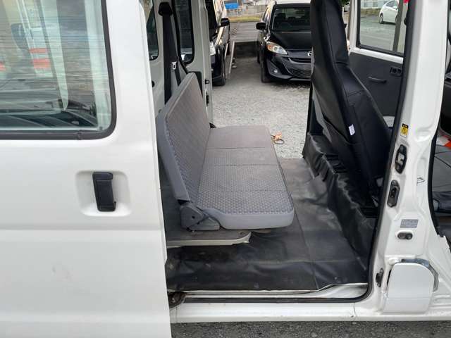 【後部席＆シートの使用感】破れ・へたりもシートはご覧の通り年式の割にきれいな状態を維持しております☆