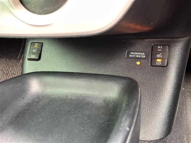 【快適温熱シート（シートヒーター）】寒い日はもちろん、夏の冷房中にも効果を発揮します。長時間座っていると負担のかかりやすい背中や腰、寒い日に冷えやすい脚部を暖めます！温度調節機能もあります。