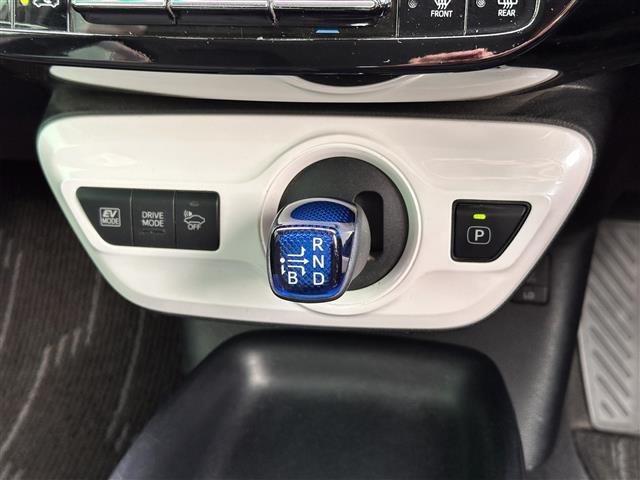 【シフトレバー】シフトの操作がしやすく快適なドライブを楽しんでいただけます！