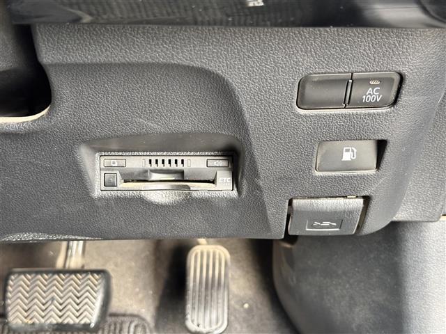 【ETC】有料道路を利用する際に料金所で停止することなく通過できる、ETC車載器（ノンストップ自動料金収受システム機器）が装備されています。セットアップを行うことで利用可能になります。