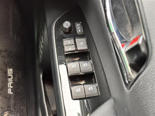 【電動格納ミラー】運転席のスイッチで、ドアミラーの開閉や角度の調整ができます。