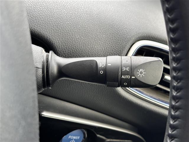 【オートライト（AUTO）】外の明るさをシステムが感知して、自動でヘッドライトが点灯します！ヘッドライトをつけ忘れを防ぐ便利機能です。