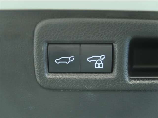 パワーバックドアが装備されています。スマートキーや運転席から操作することもできますよ！