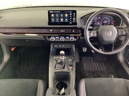 車内は光触媒抗菌消臭施工済です。インパネ周りはスタイリッシュなデザインで機能や装備も充実しています。グローブボックスやカップホルダーのほかにトレーなどたくさんの収納スペースが付いています。