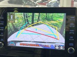 【バックカメラ】駐車時に後方がリアルタイム映像で確認できます。大型商業施設や立体駐車場での駐車時や、夜間のバック時に大活躍！運転スキルに関わらず、今や必須となった装備のひとつです！