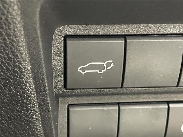 【パワーバックドア】荷物を抱えた状態でもリアゲートの開閉が可能です！お買い物時やアウトドアの際に役立ちますね。