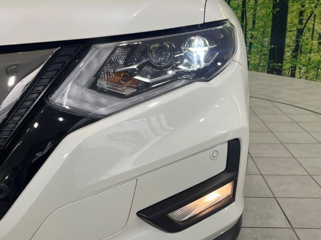 【LEDヘッドライト】悪天候や夜間走行時も良好な視界を確保し安心して運転できる高輝度LEDヘッドライトを装備！点灯速度が早く、消費電力も抑えられています。