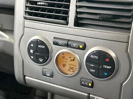 【オートエアコン】一度お好みの温度に設定すれば、車内の温度を検知し風量や温度を自動で調整。暑い…寒い…と何度もスイッチ操作をする必要はありません。快適な車内空間には必須の機能ですね♪