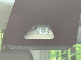 【スマートアシスト】走行中に前方の車両等を認識し、衝突しそうな時は警報とブレーキで衝突回避と被害軽減をアシスト。より安全にドライブをお楽しみいただけます。