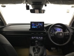 ドライバー目線の画像です。視界が確保されているので運転しやすいです。視認性のよいインパネ周りです。操作スイッチやカップホルダーも使いやすい位置に配置されています。